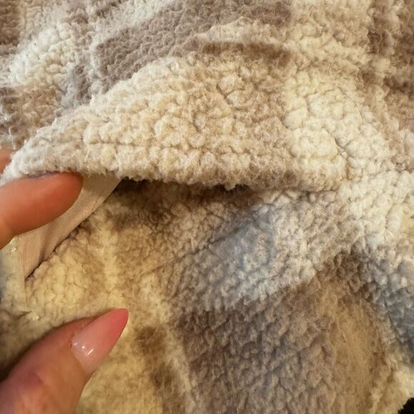 Love Tree plaid Sherpa pull over size Small - Picture 4 of 7